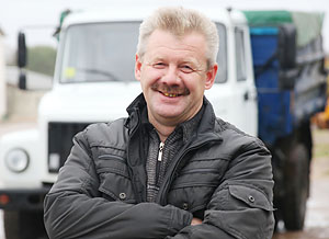 Победитель республиканского соревнования за достижение высоких показателей на уборке урожая зерновых и зернобобовых культур в 2013 году водитель "Витебской бройлерной птицефабрики" Олег Жуков.