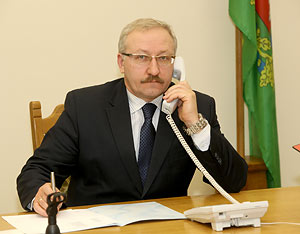 Анатолий Диулин во время прямой телефонной линии