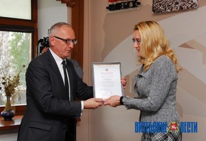 Борис Светлов вручает благодарность заместителю гендиректора по рекламе и связям с общественностью ЦК «Витебск» Юлии Вайлуновой-Шинкевич
