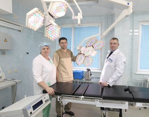 А.Питкевич (справа) с заведующим оперблоком А.Янушкевичем и старшей медсестрой блока Е.Сташкевич.