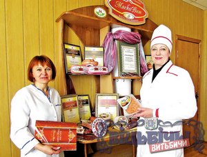Заместитель главного технолога Витебского мясокомбината Н.Сандульская (слева) и заместитель директора по производству и качеству Н.Гурская с наградами. Фото Натальи Коноховой