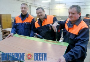 Инженер-технолог Михаил Дрозд, рабочий Александр Короневский и сборщик мебели Иван Гуща.