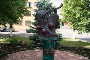 Помнік вішні ў Глыбокім. Фота: Ігар Мацьвееў, TUT.BY