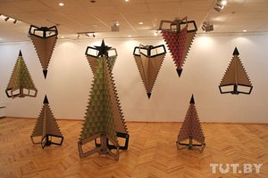 Экологический проект "Елки". Коллективная работа студентов ВГТУ на выставке "Арт-сезон-2012" в Витебске. Фото: Татьяна Матвеева, TUT.BY