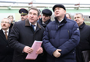 Председатель Комитета госконтроля Беларуси Александр Якобсон и генеральный директор ОАО «Витебскдрев» Анатолий Юхновец