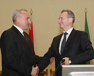 Александр Косинец поздравляет Николая Шерстнёва