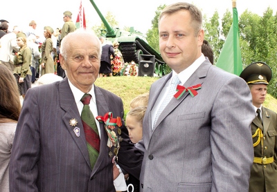 Руслан Фурашов и ветеран войны Григорий Точиленко. Фото Олега Климовича