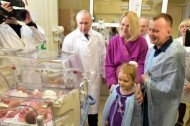 Председатель Витебского облисполкома Николай Шерстнёв поздравил родителей тройни, появившейся на свет в областном центре (13.02.2020)